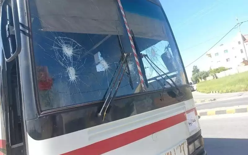 اعتداء على حافلة تقل طلابا بمادبا