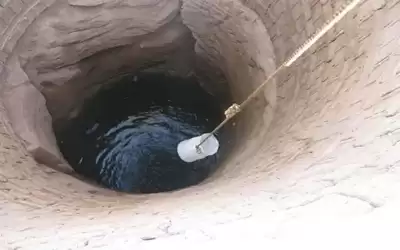 إنقاذ طفل سقط في بئر ماء