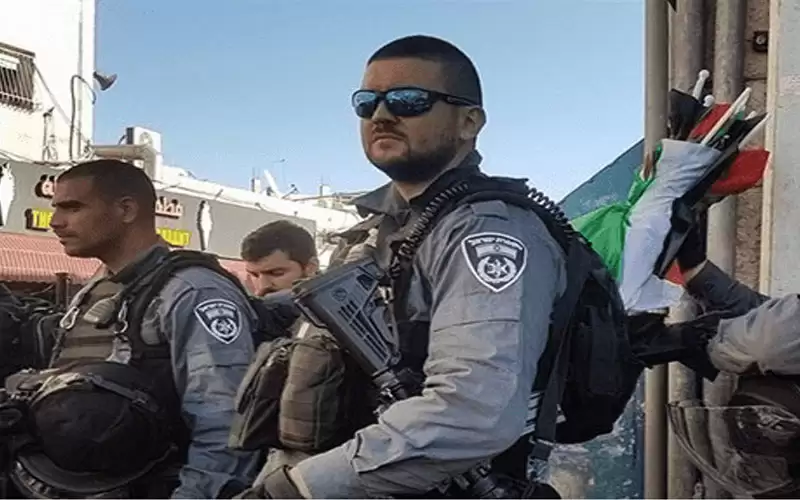 اقتحام الأقصى ومصادرة العلم الفلسطيني