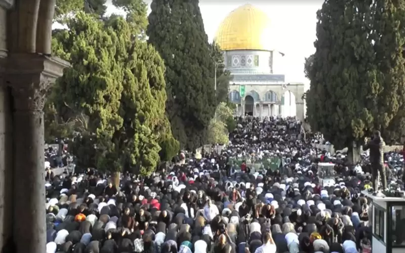 120 ألف مصل يؤدون صلاة العيد