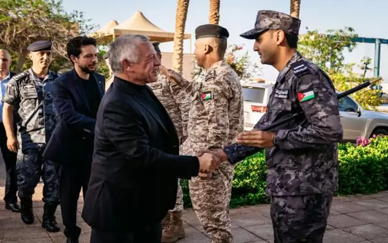 الملك وولي العهد يزوران قيادة القوة