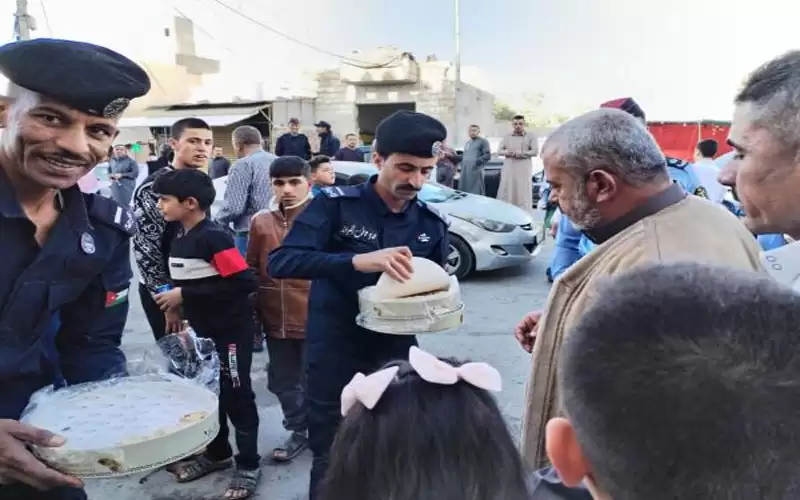 الأمن يوزع الحلوى في محافظة معان