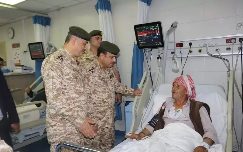 كبار ضباط القوات المسلحة يعودون المرضى