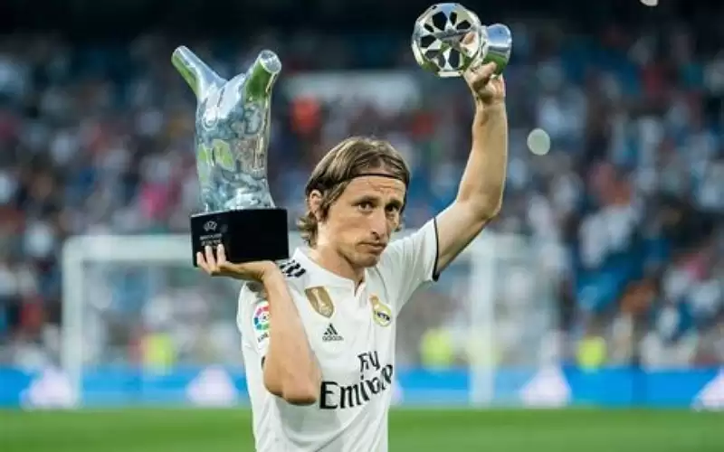 بعد حديث مع بيريز.. مودريتش يقترب