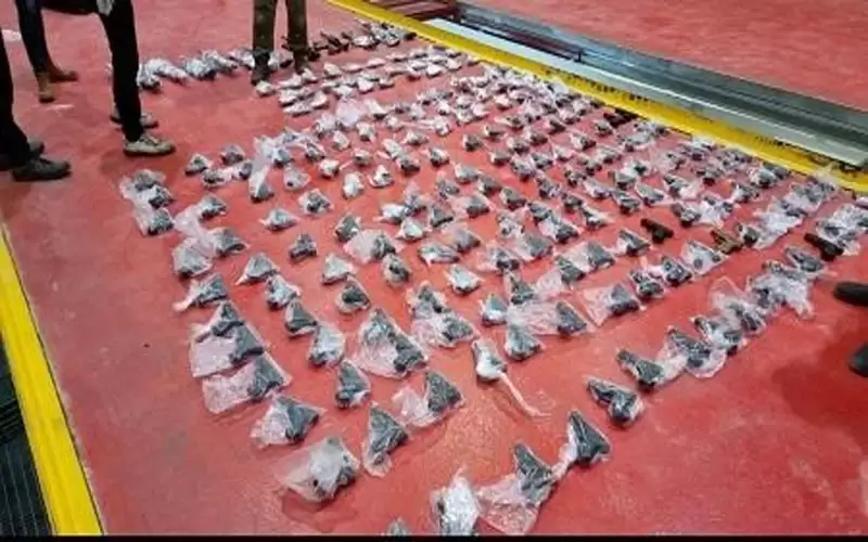 ضبط 100 كغم ذهب وأسلحة بمركبة