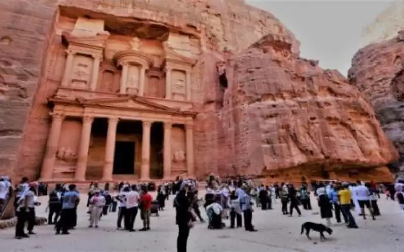 حركة سياحية وتجارية نشطة في البترا