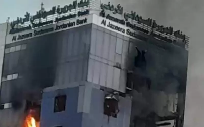 قذيفة تضرب مبنى بنك الجزيرة السوداني