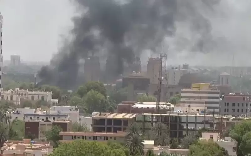 الآلاف يحاولون الفرار من الخرطوم وطائرات