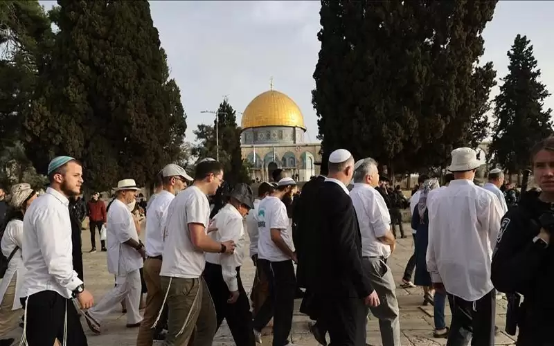 عشرات المستوطنين يقتحمون الأقصـى
