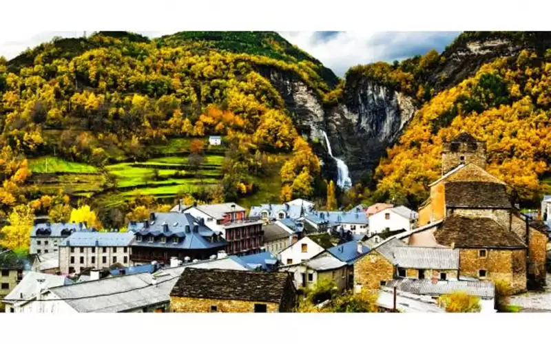 قرية إسبانية تحتفي بولادة أول طفلة