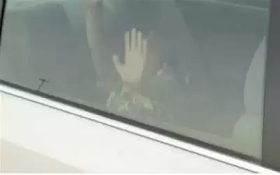 وفاة طفل أغلقت عليه نافذة السيارة
