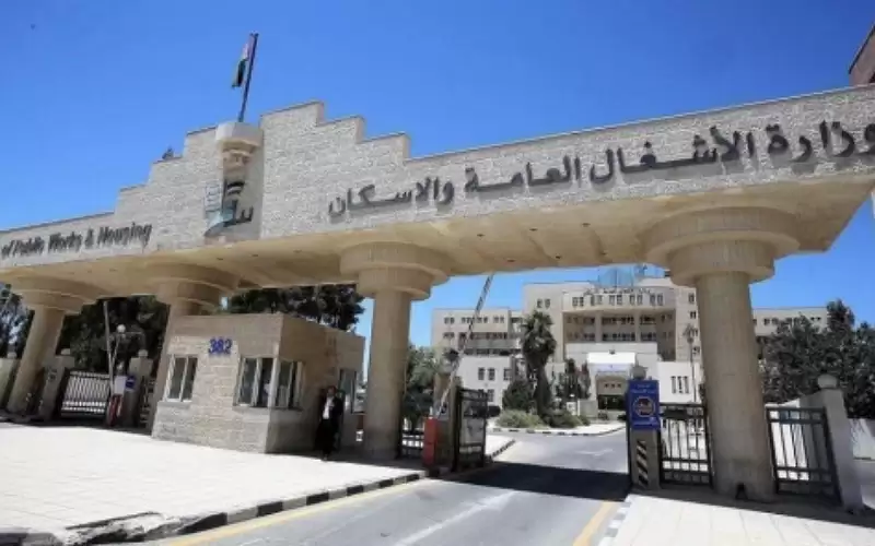 ضبط اعتداءات على حواجز طرق وأعمدة