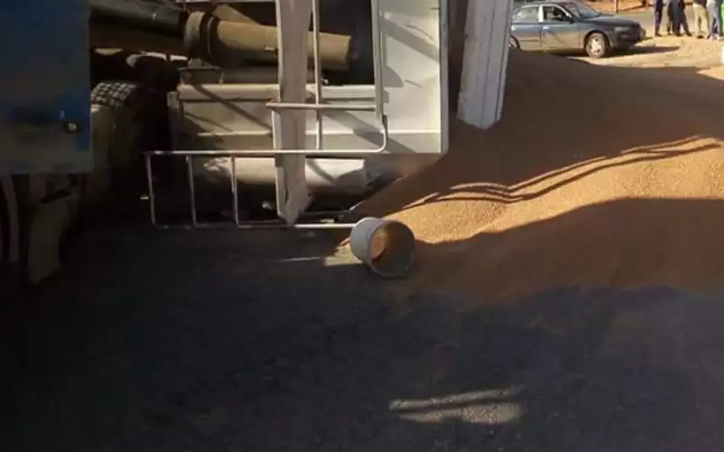 تدهور مركبة شحن محملة بالقمح على