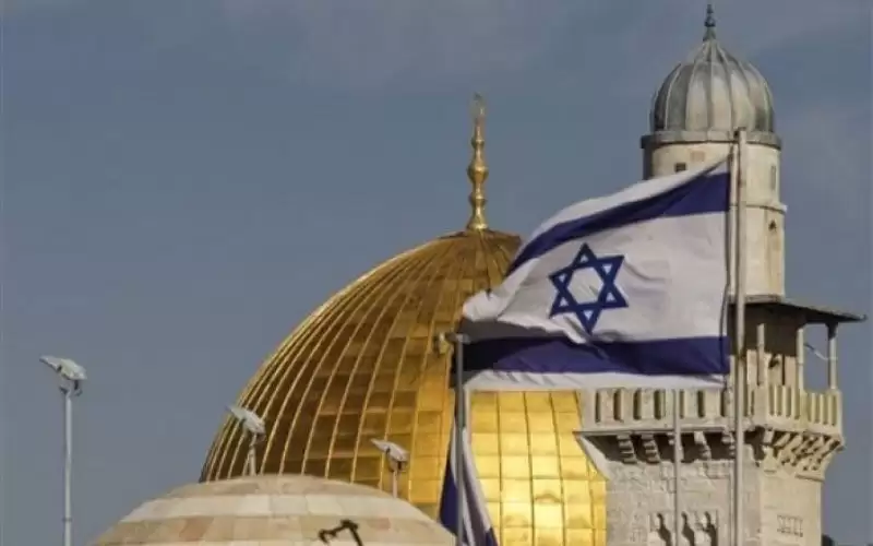 مستوطنون يرفعون العلم الإسرائيلي بالاقصى