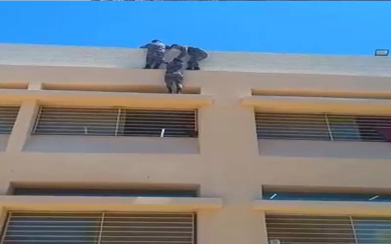 إنقاذ طفل عالق بكرنيش مدرسة في