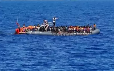 وفاة 55 مهاجرا في غرق سفينة