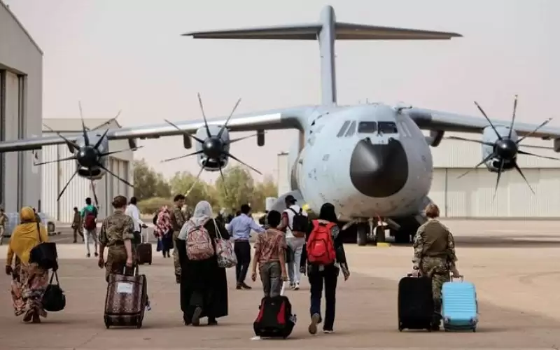 دول تسارع لإجلاء مواطنيها من السودان