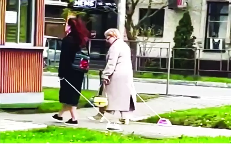 يتنزهون مع الأدوات الكهربائية بدلا من