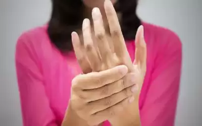 ما هي أسباب تنميل اليدين في