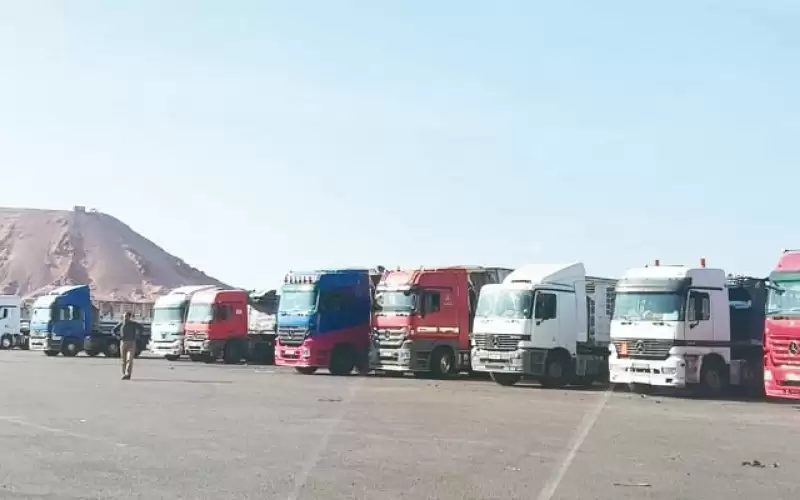 30 شاحنة أردنية عالقة في السودان