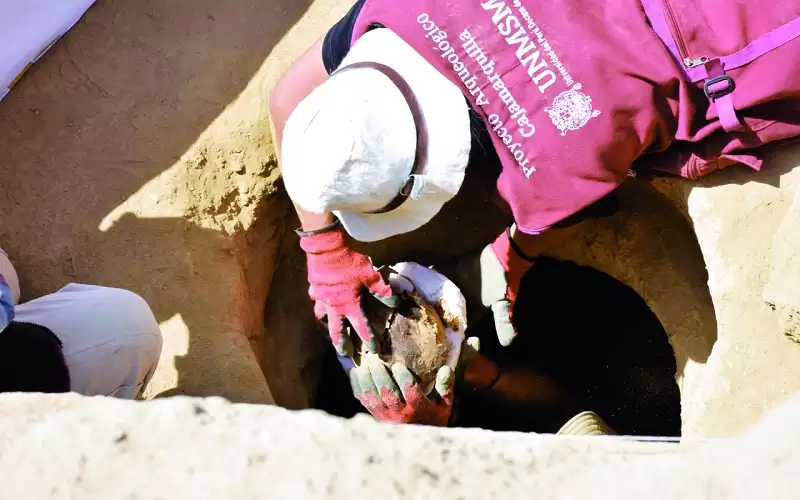 اكتشاف مومياء تحتفظ بشعرها وجلدها في