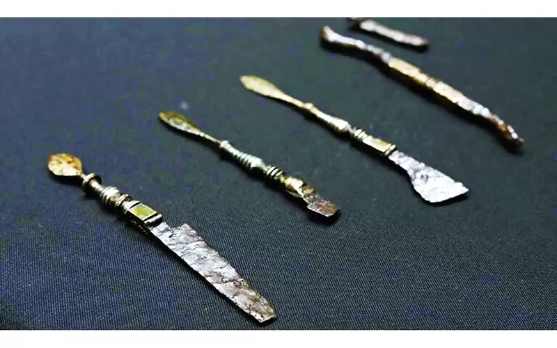 أدوات جراحية في قبر من القرن