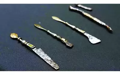 أدوات جراحية في قبر من القرن
