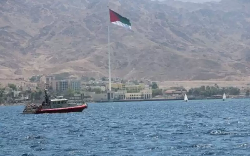 قيادة القوة البحرية والزوارق الملكية تنقذ