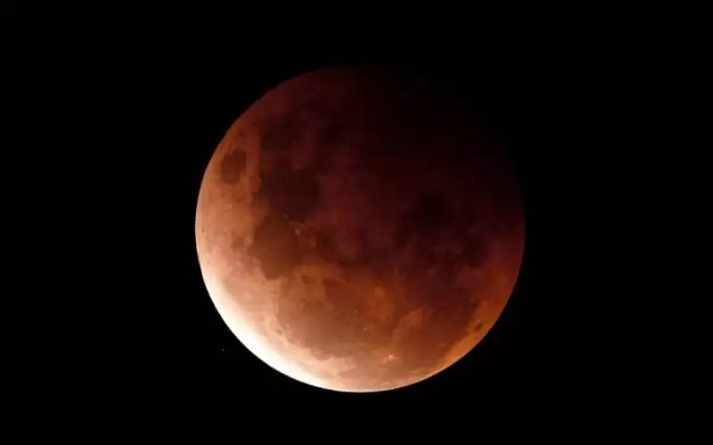 مجاهد: لا خسوفا كليا للقمر في