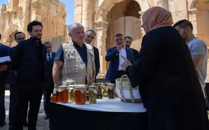 الملك يجول في مركز زوار جرش