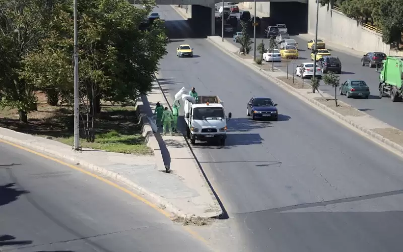 عمال الوطن يزيلون الأعشاب الجافة منعا