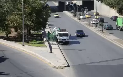 عمال الوطن يزيلون الأعشاب الجافة منعا