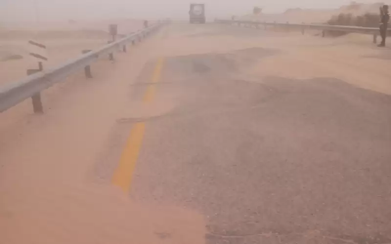 تشكل كثبان رملية على طريق وادي