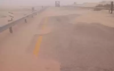 تشكل كثبان رملية على طريق وادي