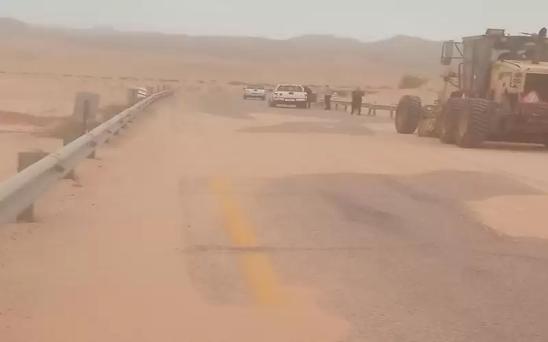 الأشغال تتعامل مع تجمع للأتربة على