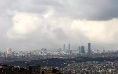 الحرارة أقل من معدلاتها وفرصة لزخات