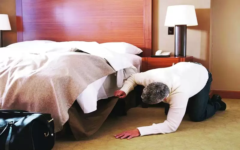 سائح يجد نفسه نائما مع جثة