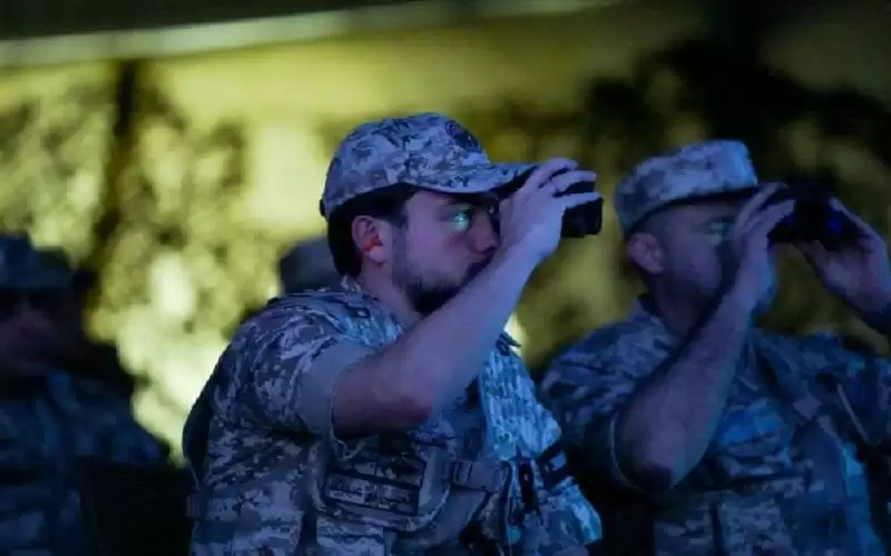 ولي العهد يتابع تمرين صقور الهواشم