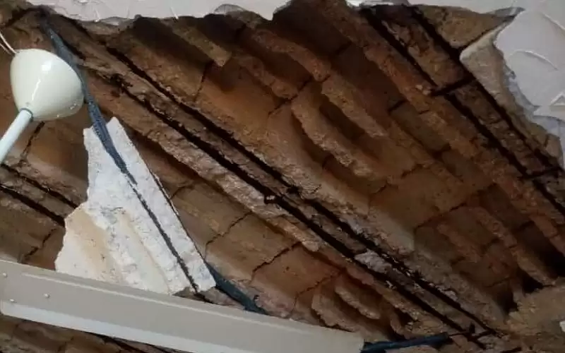 إصابة ستينية إثر وقوع سقف منزلها