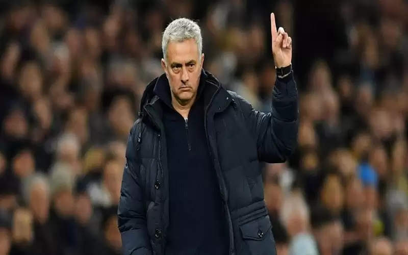 عائق وحيد يفصل مورينيو عن تدريب