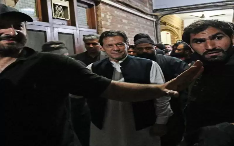توقيف رئيس الوزراء الباكستاني السابق عمران