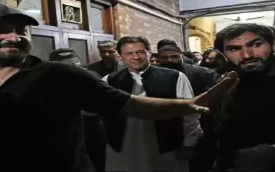 توقيف رئيس الوزراء الباكستاني السابق عمران