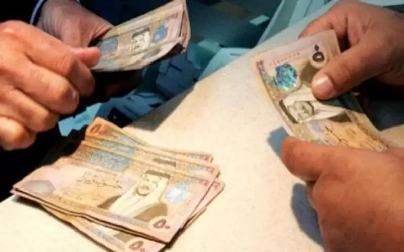 التربية تبدأ صرف مستحقات العاملين بالتعليم