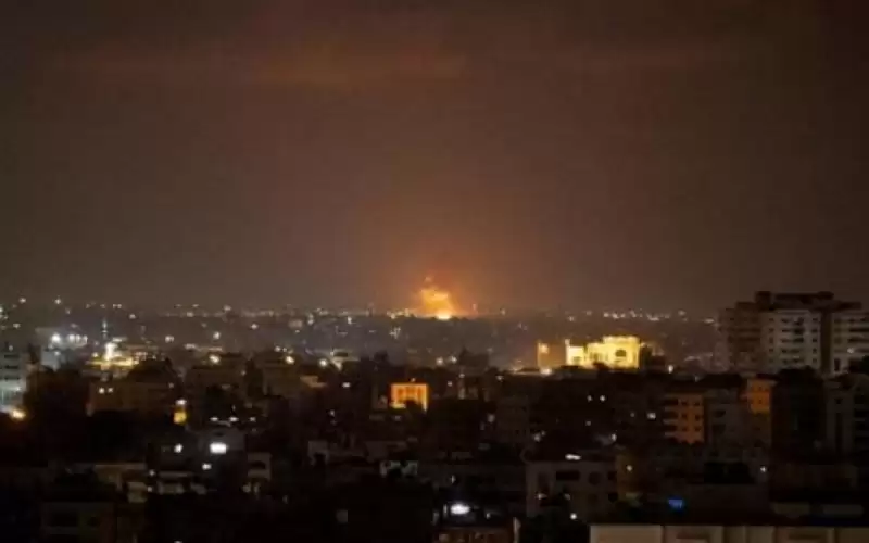 الاحتلال يكثف غاراته على غزة ويبدأ