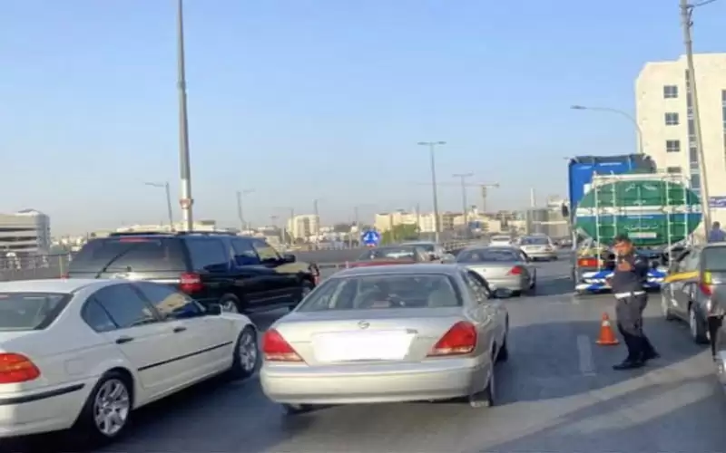 أزمة مرورية خانقة بسبب تعطل صهريج