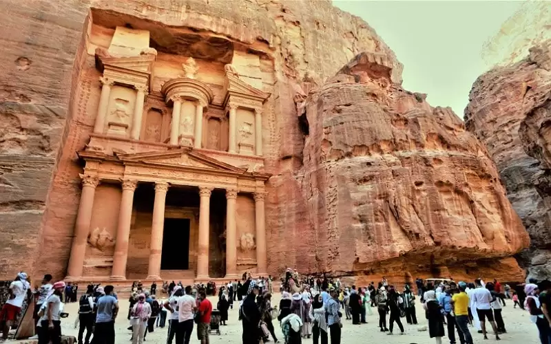 نحو 2 مليون زائر للأردن خلال