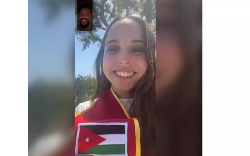 ولي العهد يهنئ الأميرة سلمى بالبكالوريوس
