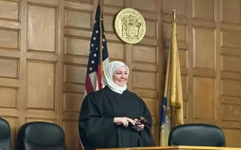قحف أول قاض محجبة بالولايات المتحدة