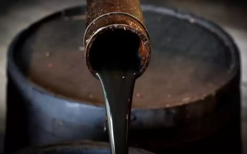 النفط يقترب من تسجيل الخسارة الثالث