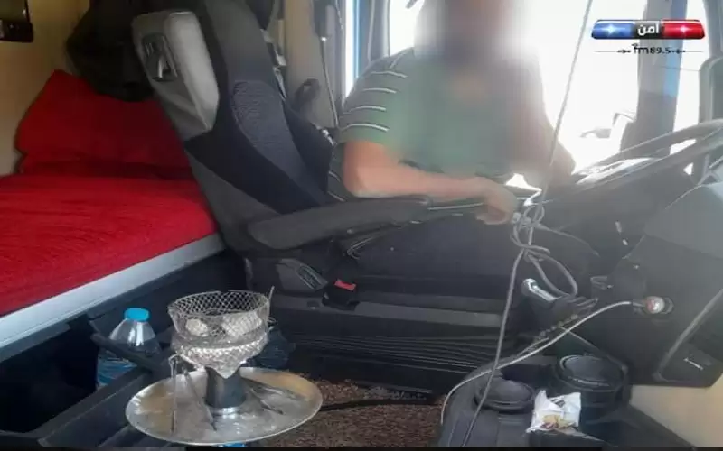ضبط سائق مركبة يدخن الأرجيلة أثناء